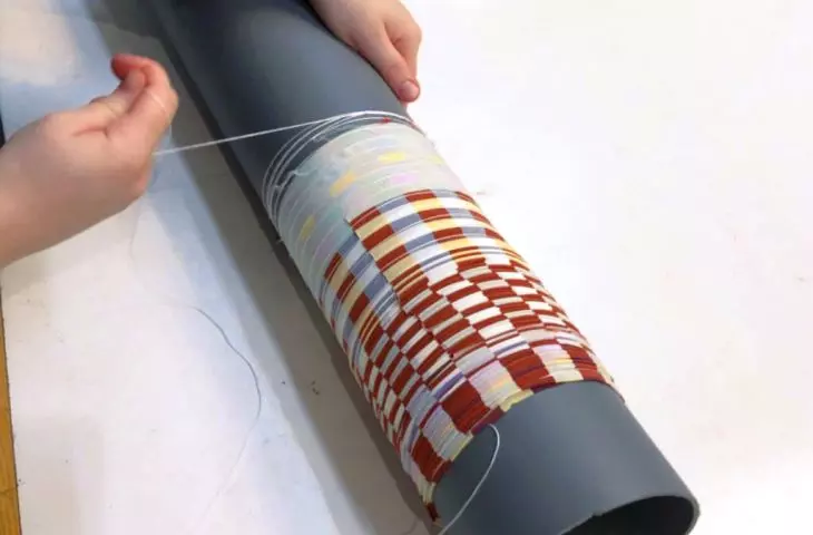 projektantka wykorzystuje technikę arashi shibori