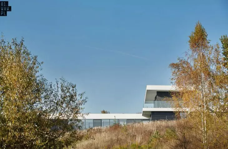 z zewnątrz budynek sprawia wrażenie modernistycznego pawilonu