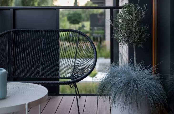 Balcony with industrial elements 