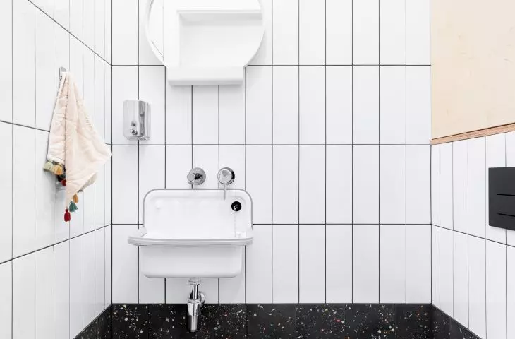 Bathroom in white and black