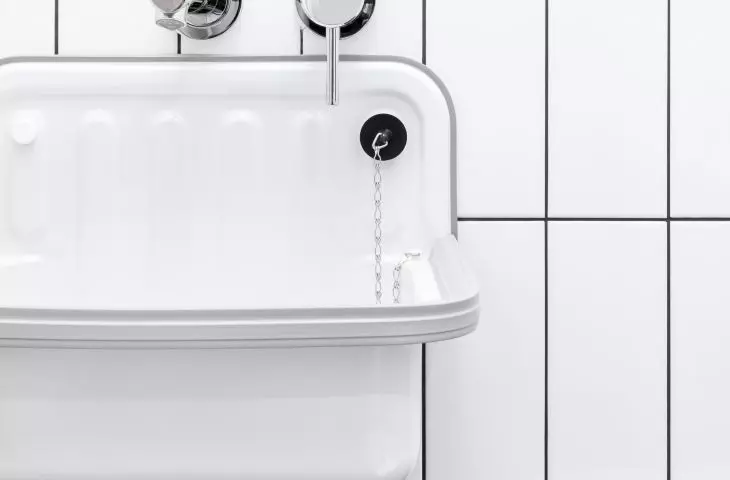 Old-style washbasin