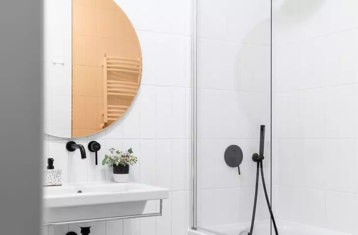 Black accessories in the bathroom