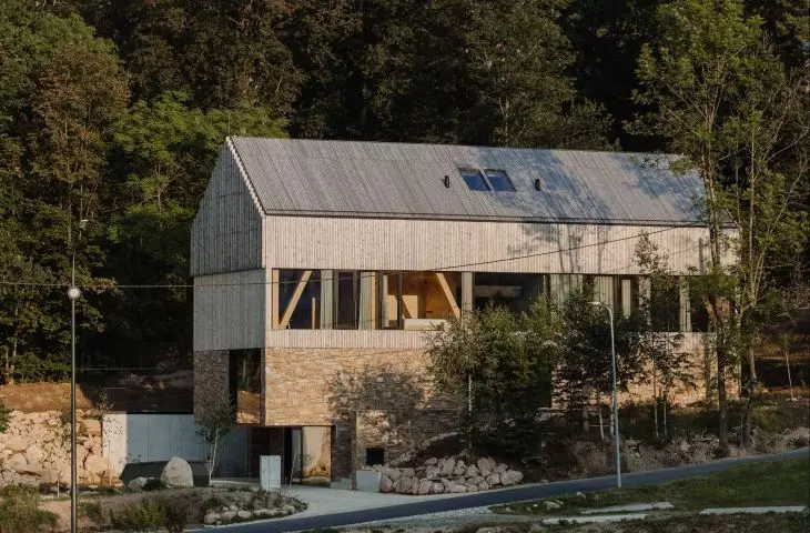 pensjonat zlokalizowany jest w malowniczej okolicy, na Wilczej Porębie w Karpaczu, proj.: studio de.materia
