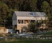 pensjonat zlokalizowany jest w malowniczej okolicy, na Wilczej Porębie w Karpaczu, proj.: studio de.materia