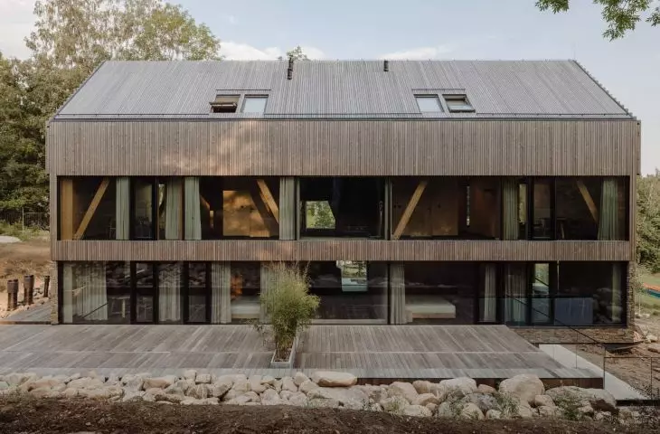 wielkoformatowe przeszklenia ukazują wewnętrzną strukturę kojarzącą się z konstrukcją szachulcową, proj.: studio de.materia