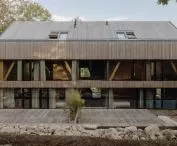 wielkoformatowe przeszklenia ukazują wewnętrzną strukturę kojarzącą się z konstrukcją szachulcową, proj.: studio de.materia