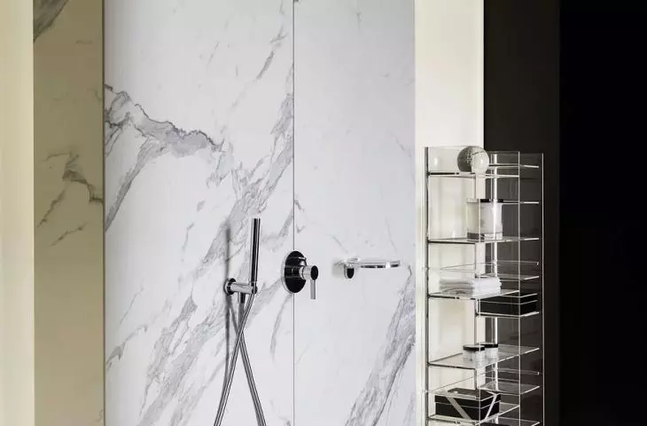 Projektanci uwielbiają czarne łazienki. Kolekcja Kartell by Laufen