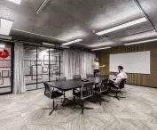 Sala konferencyjna o stonowanych barwach