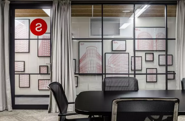 Geometric graphics on the walls
