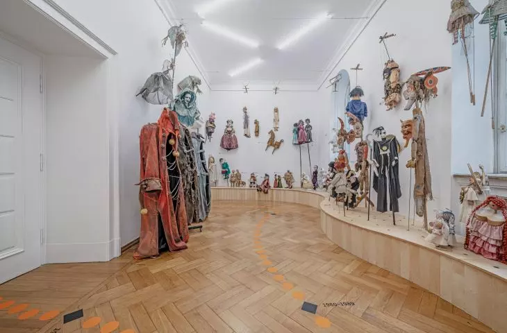 Birch plywood corresponds with wooden parquet floor