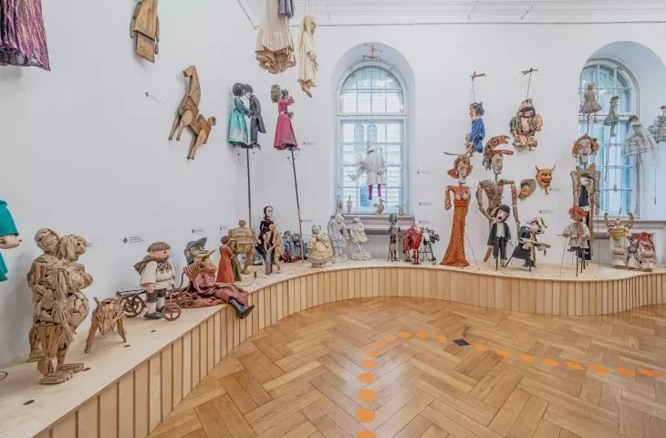 The narrative runs along the walls