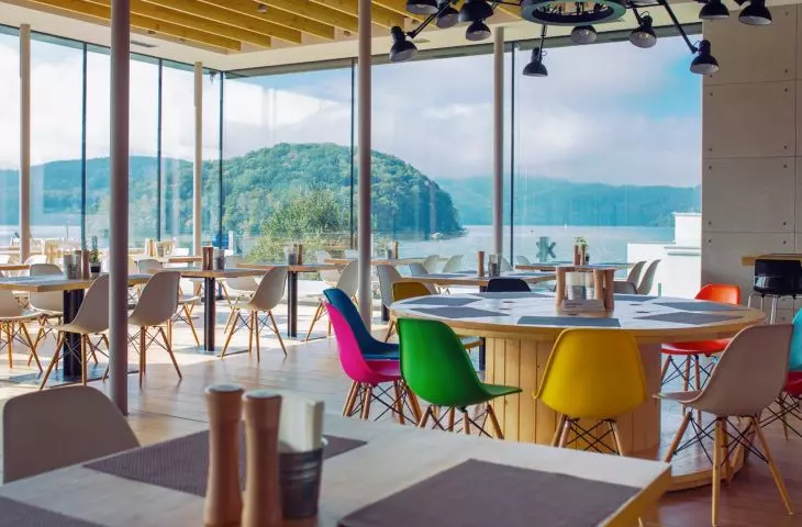 Kolorowe akcenty w restauracji