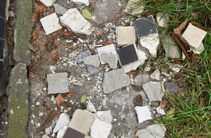 fragments of the ZETO building facade falling off