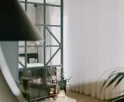 Ażurowa ściana oddziela sypialnię 