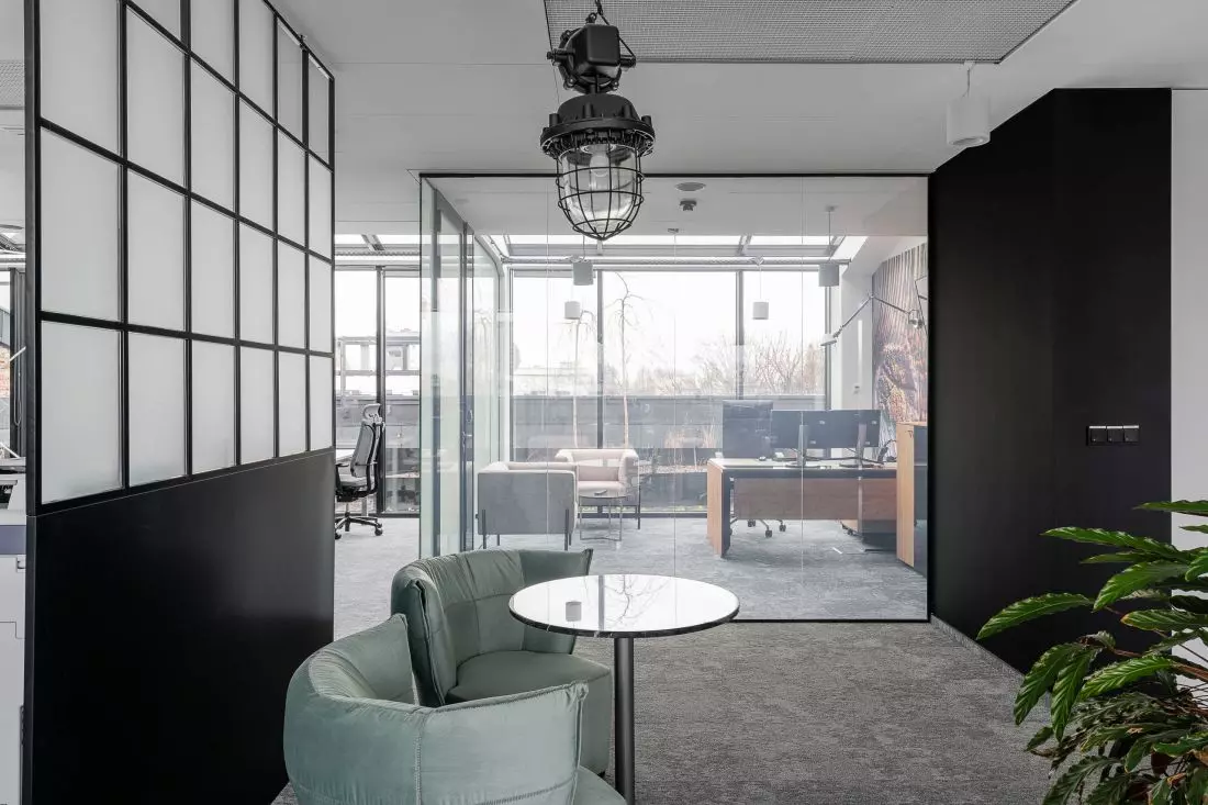 Biuro w stylu
LOFT – ścianka ze szkła LCD typu Priva Lite o zmiennej przezierności © CreoConcept