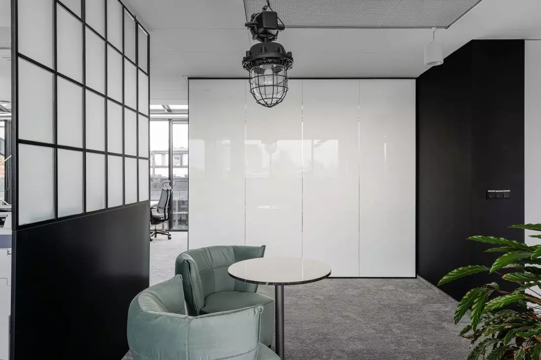 Biuro
w stylu LOFT – ścianka ze szkła LCD typu Priva Lite o zmiennej przezierności © CreoConcept