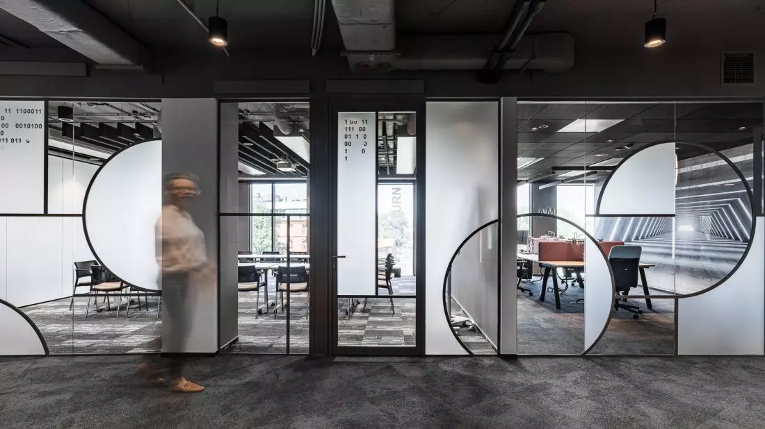 Biuro w stylu
LOFT – szklana ścianka działowa z asymetrycznymi okręgami © CreoConcept