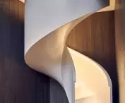 Wstęga białych schodów
