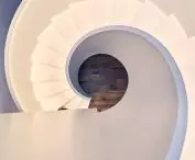 Kręte, białe schody