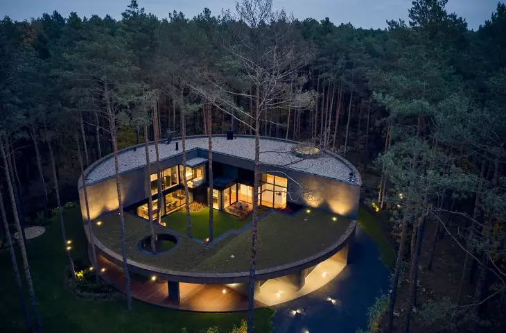 Circle Wood House, płaski, zielony dach