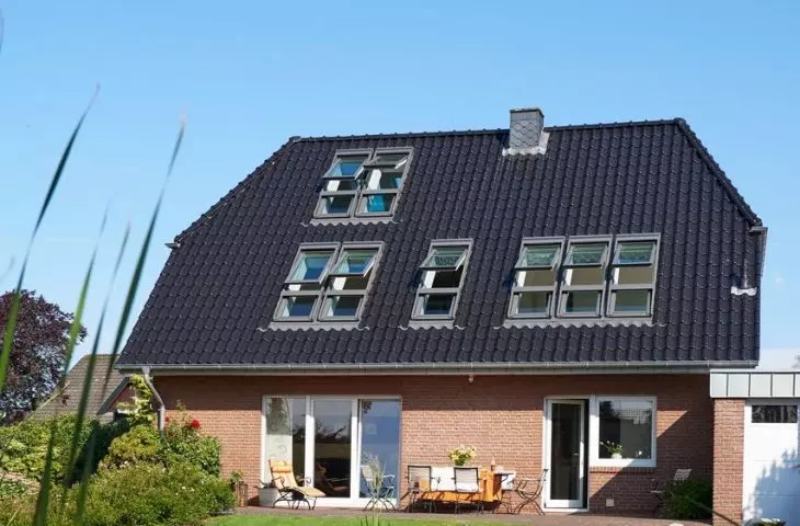 Roof windows in asymmetrical sets
