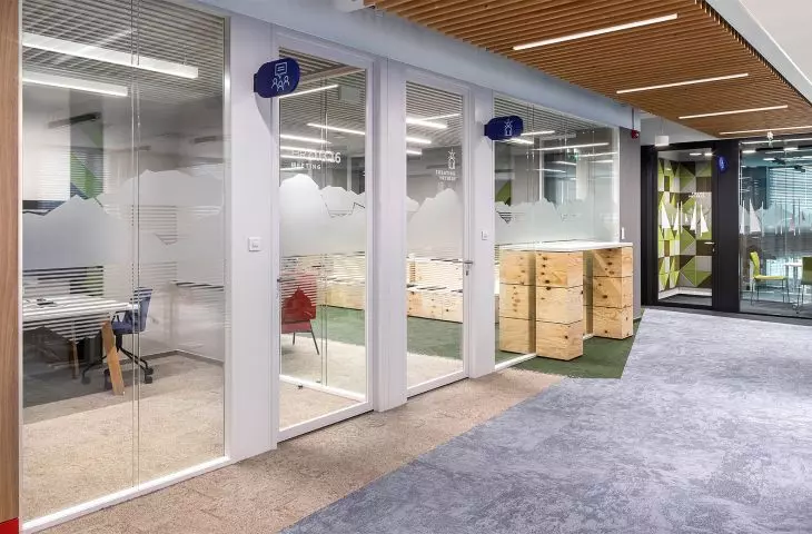 Okucia do szklanych mebli i konstrukcji - Libra Business Center, Warszawa