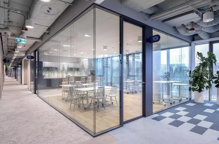 Okucia do szklanych mebli i konstrukcji - Libra Business Center, Warszawa