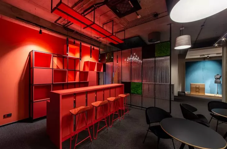 Showroom AQForm, czerwona przestrzeń