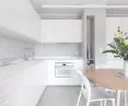sterylna biel szafek nadaje laboratoryjnego charakteru wnętrzu