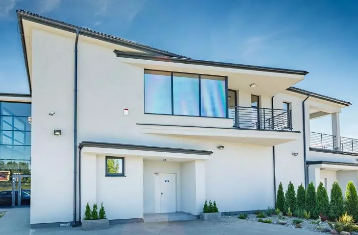 Plasters and paints with microsphere