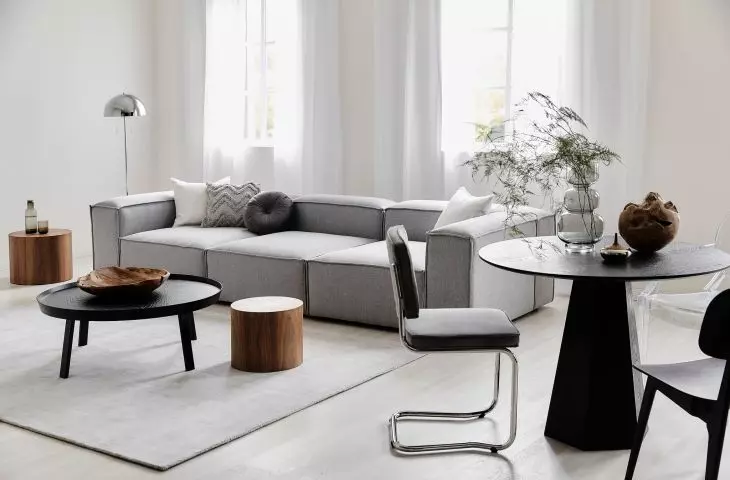 Salon utrzymany w stonowanych kolorach