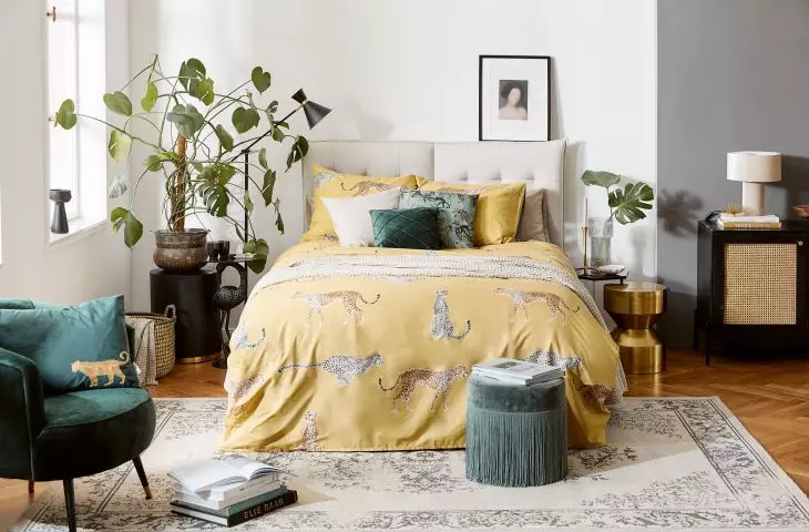 Yellow accessories in the bedroom