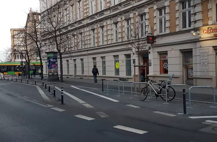 A simple amenity on Kosciuszko Street greatly facilitates transit cycling through the center and slows drivers down.