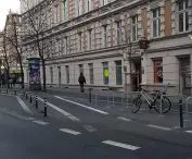 A simple amenity on Kosciuszko Street greatly facilitates transit cycling through the center and slows drivers down.