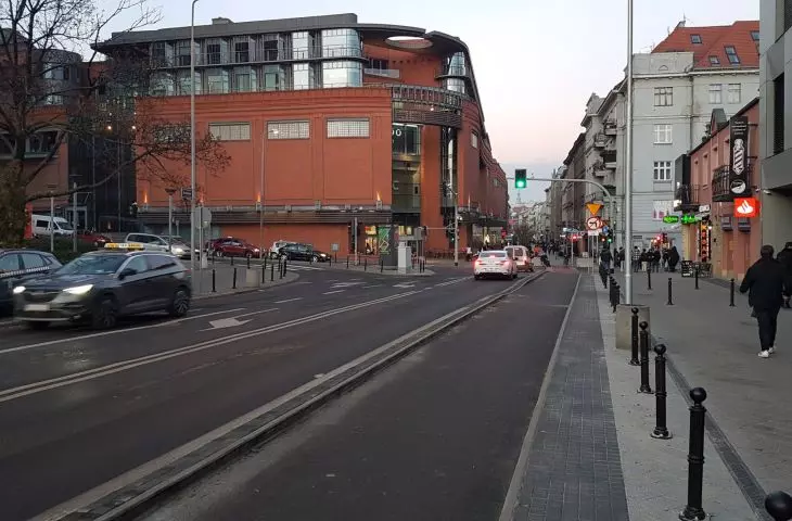 After many years, residents of Poznan have lived to see the widening of the sidewalk on a sensitive, heavily pedestrianized section of the 