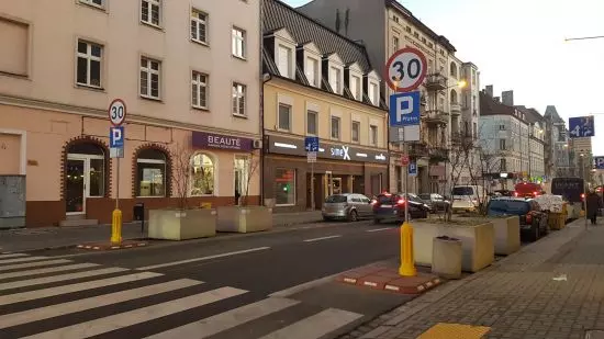 Proste and cheap changes to Garbary Street have civilized the space of this street. 