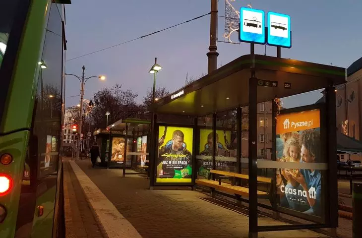 New, discreet, comfortable and well-lit bus stops are furnishing the entire city. Stop at Bernardine Market.