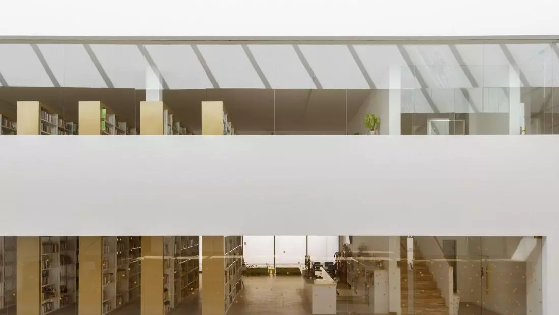 Widok na elewację wewnętrzną Biblioteki Gminnej w Głuchołazach