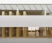 Widok na elewację wewnętrzną Biblioteki Gminnej w Głuchołazach