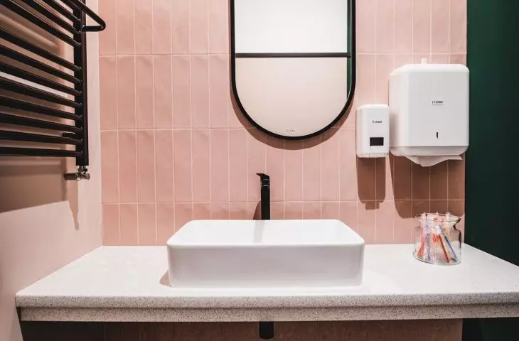 Kolorowa łazienka kliniki O!Dent