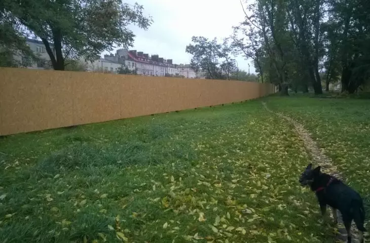 Fencing on the Blonie - privatization of green spaces