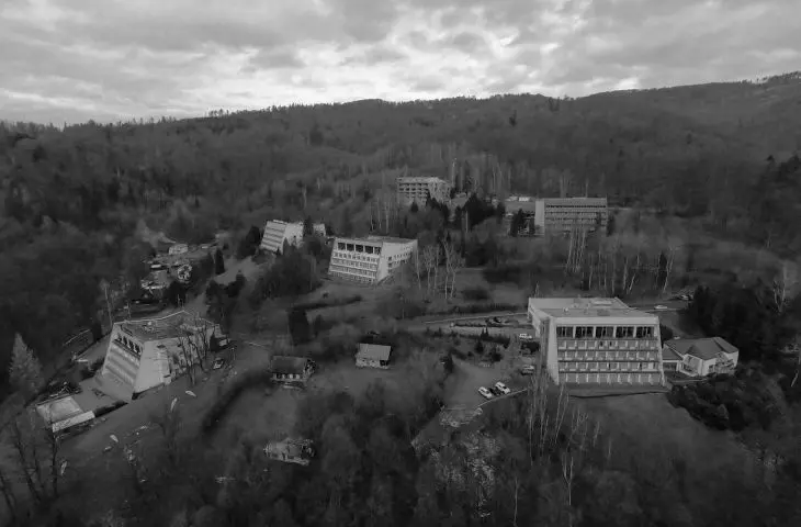 Widok na dolinę Jaszowca i dzielnicę wczasową zaprojektowaną przez zespół kierowany przez Jerzego Winnickiego