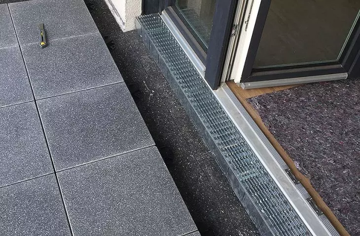 Nowoczesny system odwadniania nawierzchni na stropach - ochrona fasady przed zawilgoceniem