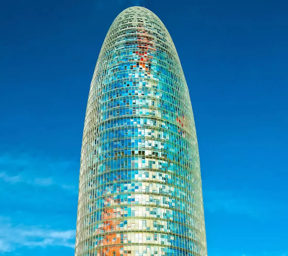 Glòries Tower w Barcelonie – wieża zmienia kolory w zależności od światła i temperatury pór roku © SPLinx