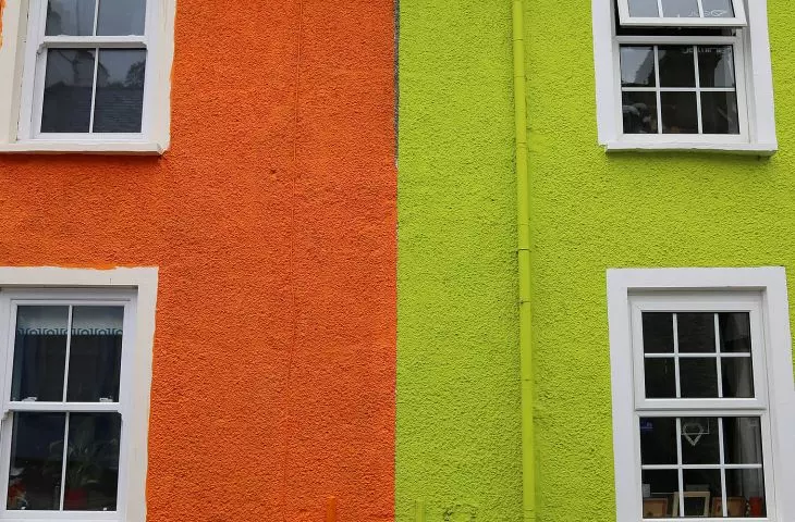 Domki brytyjskie – farby fluorescencyjne na elewacji budynków