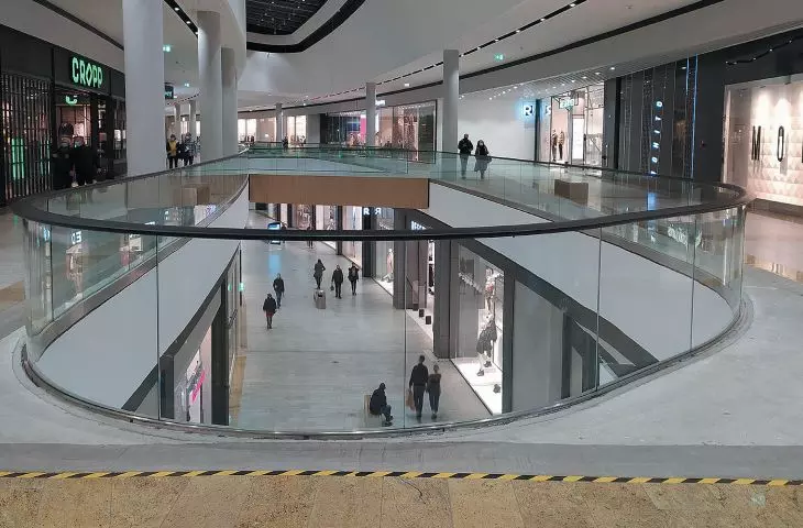 Balustrada szklana gięta z pochwytem drewnianym, CH Bonarka Kraków