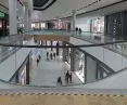 Balustrada szklana gięta z pochwytem drewnianym, CH Bonarka Kraków