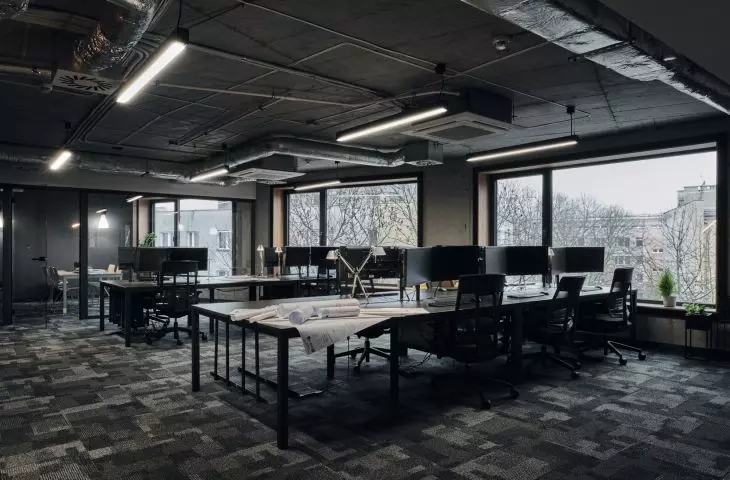 Wnętrza z odsłoniętymi instalacjami 