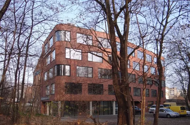 Budynek znajduje się w sąsiedztwie ronda Matecznego