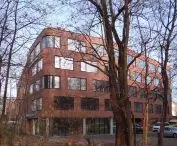 Budynek znajduje się w sąsiedztwie ronda Matecznego